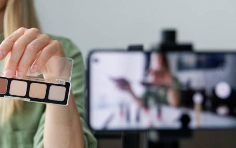 男子婚内出轨与情妇生子，并赠送别墅以及508万元钱款！妻子连本带息追回