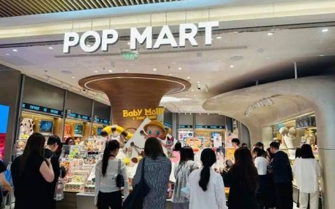 Labubu样品“痛墙”成打卡地标！开业4天已被挤爆，堪比早高峰菜市场