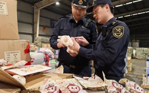 上万个高仿LABUBU，被海关扣留！