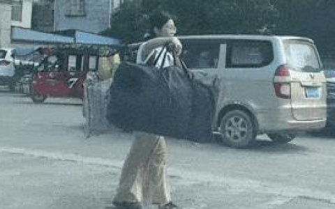 “扁担女孩”高考分数遭疯传 班主任、当地宣布部门发声