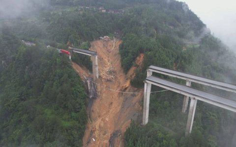 厦蓉高速猴子河特大桥引桥发生垮塌！消防已赶赴现场救援