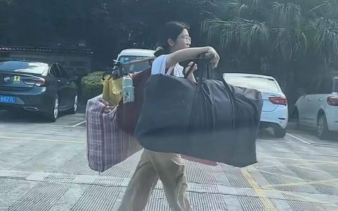 女生高考完独自挑一扁担行李回家，班主任发声
