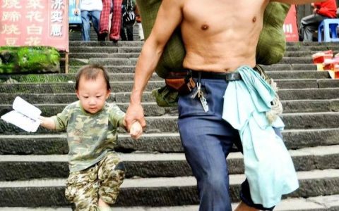 朝天门棒棒父子照曾火遍全网！那个小男孩，你认识吗？他高考啦