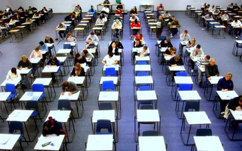 “高考钉子户”梁实第29次高考差本科线13分：是否继续高考还没决定