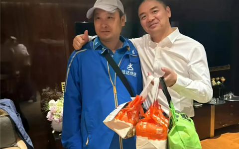 刘强东视察工作住酒店 点外卖给小哥1000元小费并合影