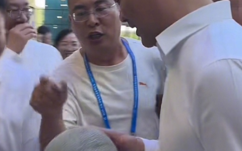 刘强东现身乌鲁木齐 热心摊主送哈密瓜请他品尝