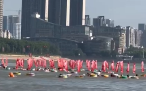 6000米！75岁大爷连续16年横渡长江