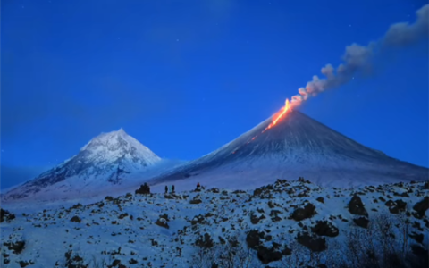 俄堪察加半岛8.7级强震后 欧亚大陆最高活火山喷发：火焰滔天