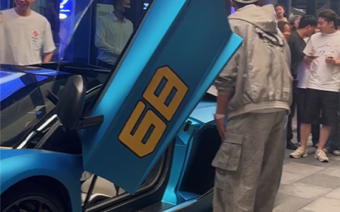 黄子韬开价值1000多万兰博基尼跑车下班：佩戴手表比车贵