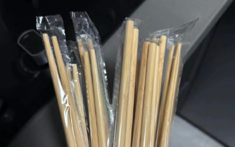 顾客起诉胖东来免费筷子无标签 工作人员：外包装上已标注信息