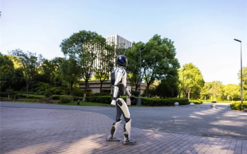 全球首次！智元机器人24小时自主行走 挑战高温Citywalk