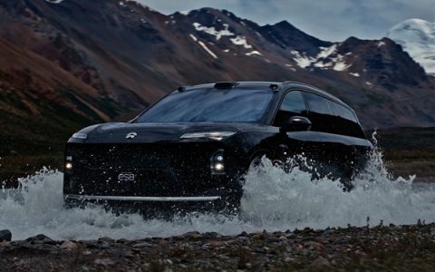 李斌妻子换上全新蔚来ES8：开着老公造的车安心