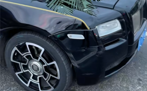 劳斯莱斯被三轮撞花 车主只收大爷200元！车主：正常修估计10多万