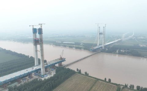 津潍高铁东营黄河公铁大桥两座主塔全部封顶