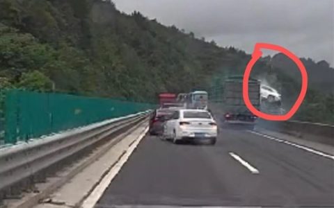 高速上小轿车被卡车撞至半空后坠桥 官方通报：系五车追尾事故 致1死1伤