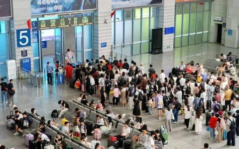 “双节”返程迎高峰，南铁加开中秋夜间动车助力出行