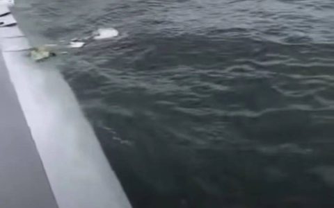 香港国际机场发生事故已致2人死亡：一货机冲出跑道坠海，机场地勤车被撞