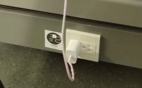 高铁上的充电口到底归谁用？网友建议……