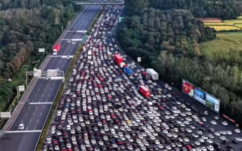 被返程车流震撼到了：一眼望不到头！明天迎来最高峰