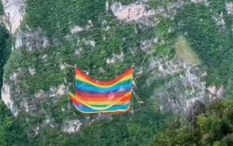 蹦极项目不用绳子 景区回应：下方有安全网接住