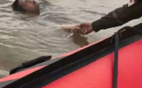 杭州200多斤小伙醉酒不慎坠入钱塘江 漂浮7个小时 在嘉兴被救起