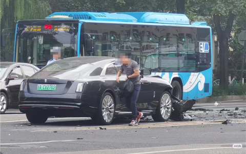曝知名车评人陈震开劳斯莱斯闪灵发生车祸：撞飞一白车