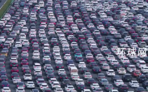 被返程车流震撼到了！中国最大收费站挤满返程大军：双向36车道被填满