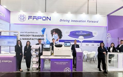 菲鹏 MEDICA 2025：AI 赋能诊断创新，AD 血检丰富一站式解决方案全景