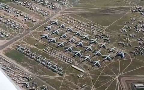 飞机上俯瞰美国飞机墓地：密密麻麻 蔚为壮观