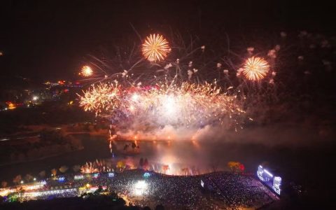 南京银杏湖第六届花火音乐狂欢节璀璨启幕 跨年盛宴点亮城市夜空