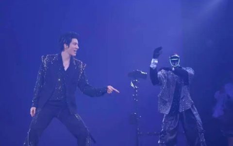 宇树科技人形机器人给王力宏伴舞，并完成高难度“韦伯斯特”空翻