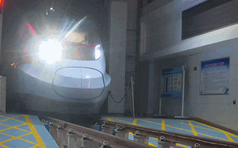 最慢复兴号高铁深夜出发 时速不到20公里