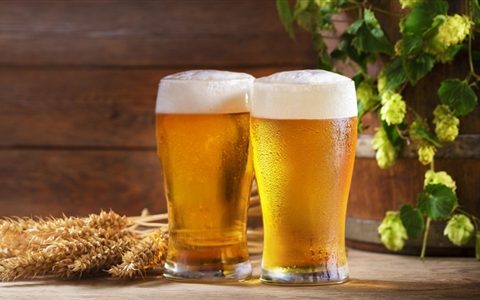 领导疯狂劝酒：员工喝完口吐鲜血