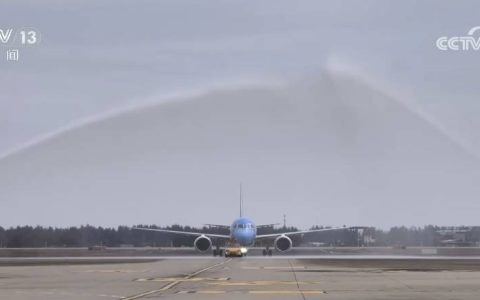 亮丽涂装展新颜 国产大飞机C919再添新航线