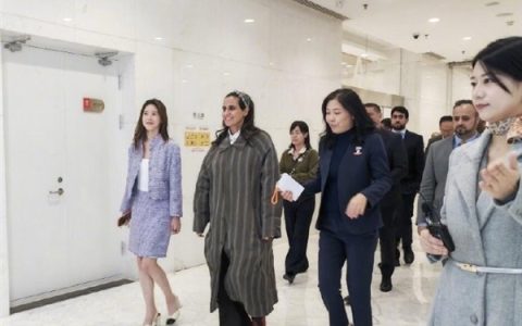 卡塔尔公主到访京东美术馆 章泽天与京东CEO许冉陪同