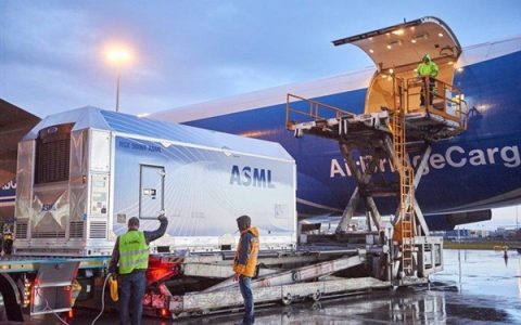 年赚327亿欧元！光刻巨头ASML确认15年来最大规模裁员 员工强烈抵制：太心寒