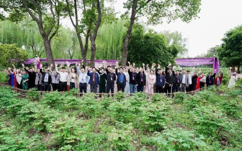 苏州相城首届时尚银龄艺术秀举办 银龄绽放花海 绘就享老新图景