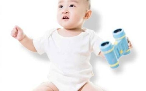 宝宝总是喜欢用手乱抓、吃手，家长要制止吗？