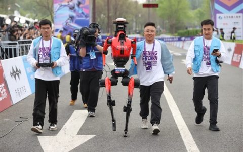 荣耀机器人以50分26秒成绩问鼎2026亦庄半马