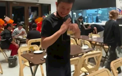 知名男演员文章开饭店了 网友上海偶遇：主打陕西风味