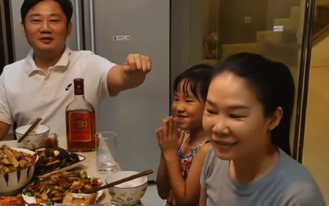 张雪谈妹妹现状：她在卖张雪机车 不想她开店 可以养她一辈子