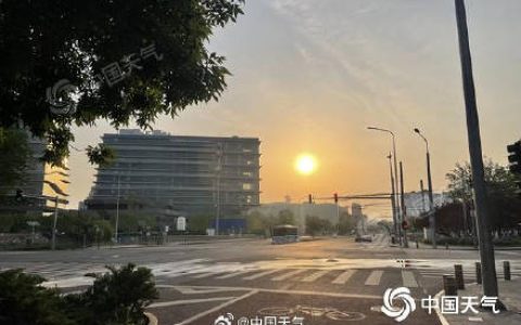 假期后返工首日北京大风降雨来袭 阵风可达6至7级