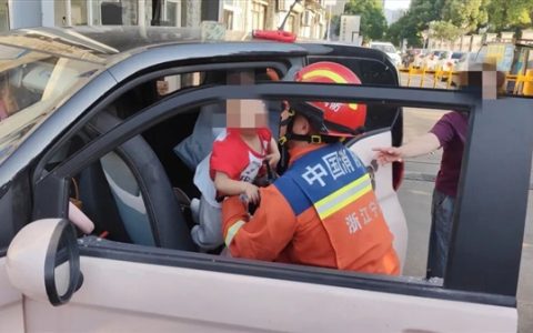 妈妈取个快递 2岁小男孩把自己反锁车内 惊动119