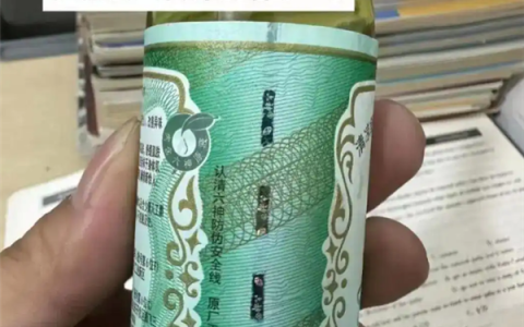 网友称六神花露水包装摸起来很像人民币 钞线工艺更是一绝：六神回应